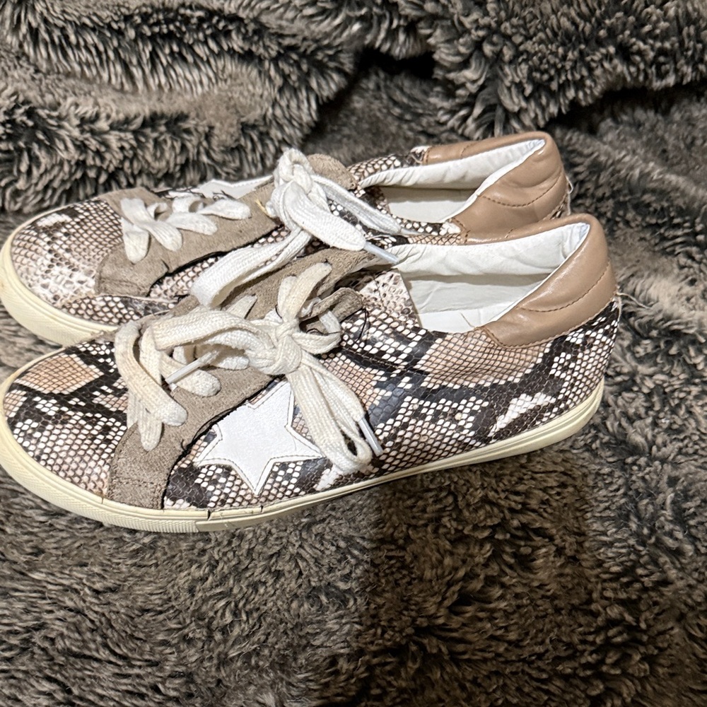 Stylish Snake Print Women's Sneakers